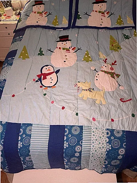 Snowmen Quilt / Bedspread with Pillow Covers Christmas Winter 88” X 81”